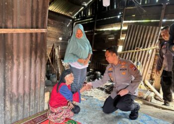Jumat Berkah Polres Solsel: Kisah Haru Lansia 82 Tahun yang Terima Bantuan dari Kapolres‎