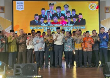 Ir. M. Shadiq Pasadigoe Hadiri Pengukuhan Pengurus IKTD Sumbar