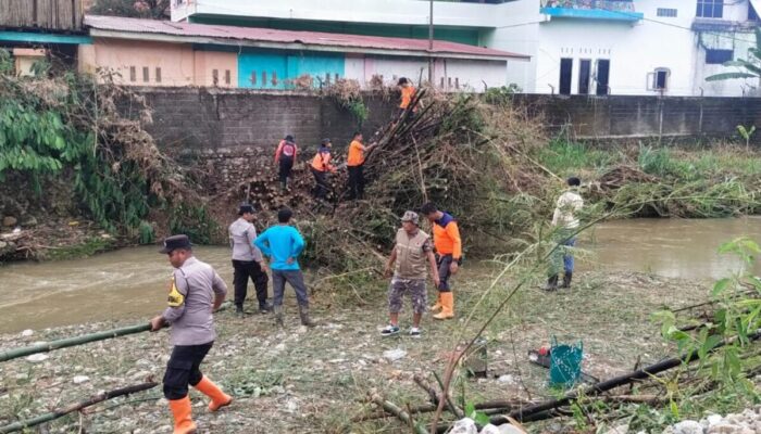 Rumpun Bambu Sumbat Sungai di Pasaman, Warga dan BPBD Bergerak Cepat Cegah Banjir Susulan