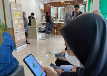 Ket. Foto : Melati nasabah pegadaian digital saat ditemui Haluan di Pegadaian Cabang Tarandam, Rabu (24/9). YESI