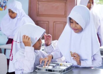 Pemkab Dharmasraya Tinjau Penyaluran Makanan Bergizi Gratis Perdana di Sitiung