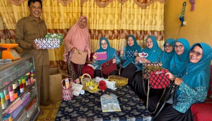 Ketua Dekranasda Dharmasraya Kunjungi Pengrajin Kerajinan Daur Ulang di Nagari Sungai Duo