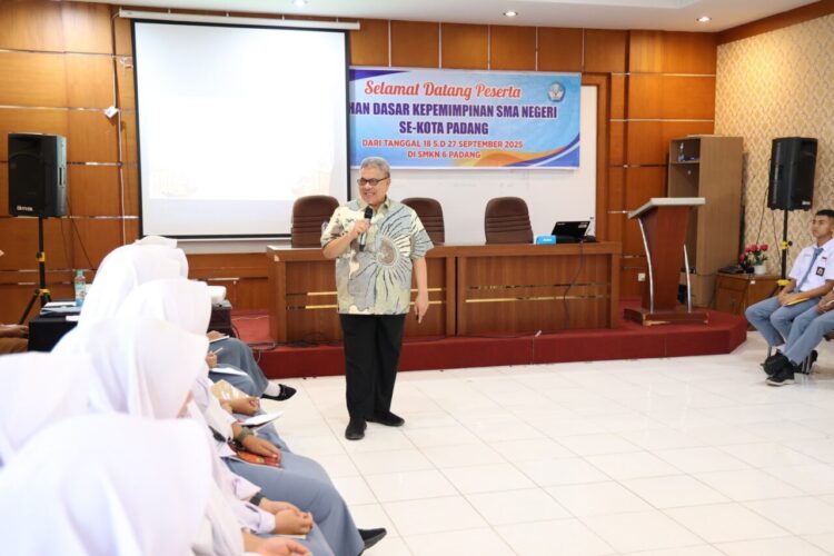 Ketua DPRD Sumbar, Muhidi saat menghadiri Latihan Dasar Kepemimpinan (LDK) pengurus OSIS SMA se-Kota Padang, Senin (22/9) di SMK 6 Padang. IST