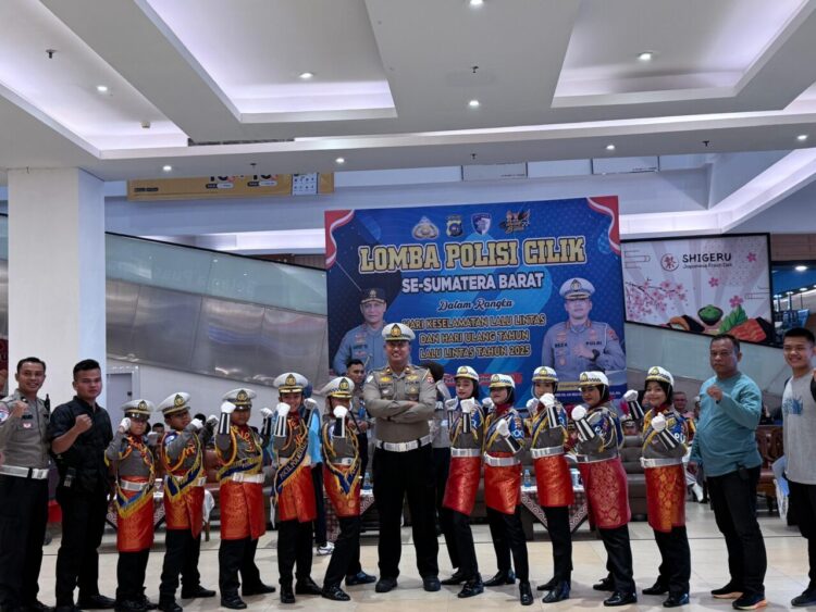 Pocil Binaan Polres Sijunjung bersama Kasatlantas Iptu A Agung Santa Subranta dan para pelatih usai meraih Juara 3 dalam Lomba Polisi Cilik Se-Sumatera Barat, Rabu (17/9) di Transmart Padang dalam rangka memperingati Hari Keselamatan Lalu Lintas dan Hari Ulang Tahun Lalu Lintas 2025