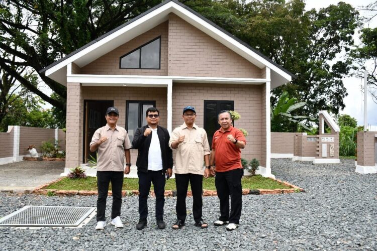Rektor UNP Dr. Ir. Krismadinata, S.T, mengunjungi rumah contoh yang dibangun menggunakan Semen Padang Bata Interlock (SEPABLOCK) di PT Semen Padang, Senin (1/9). IST