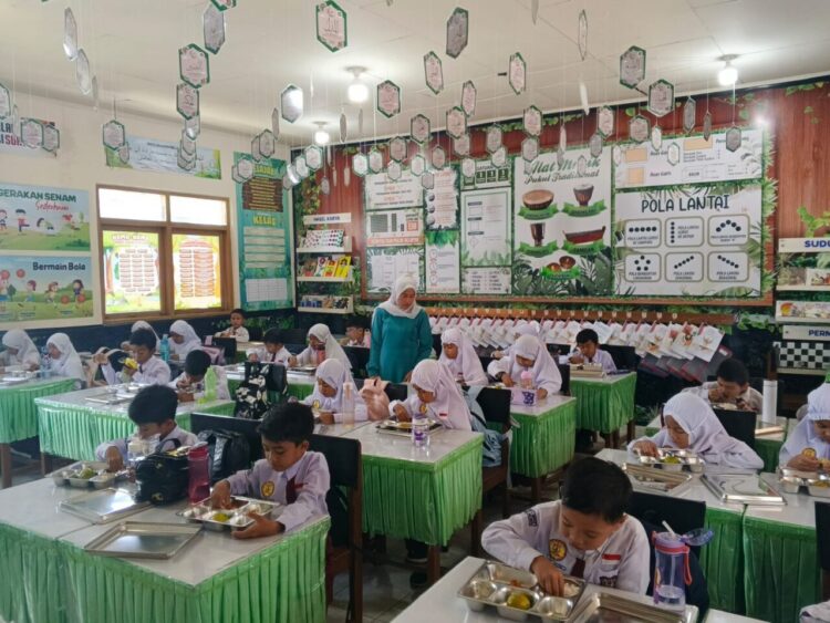 Siswa SDN 04 Birugo tengah menikmati makan bergizi gratis perdana di kelas masing masing, Senin (8/9). Gatot
