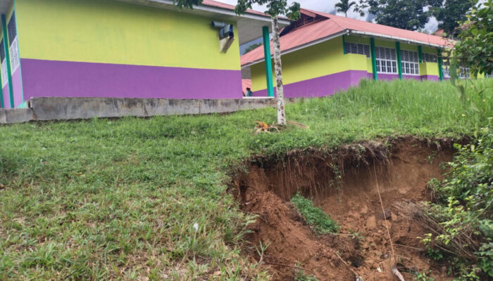 Laboratorium SMAN 2 Lubuk Sikaping Terancam Ambruk Akibat Longsor