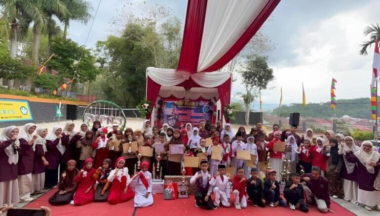Kepala SMP Negeri 3 Kota Bukittinggi Firman Adhani foto bersama panitia dan pemenang lomba lagu perjuangan dan melukis wajah Bung Hatta tahun 2025 di sekolah tersebut pekan lalu.HUMAS