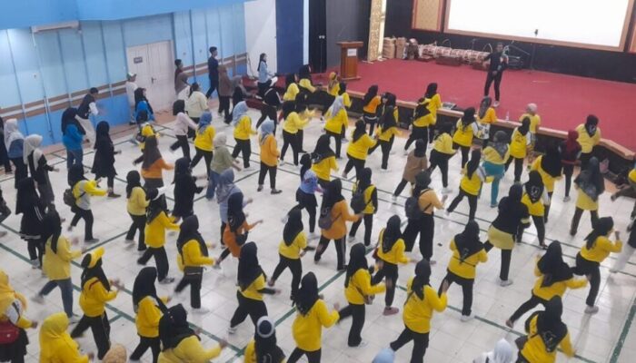 Hujan Lebat Tak Surutkan Antusias Warga Padang Ikuti Senam Massal RRI Fest