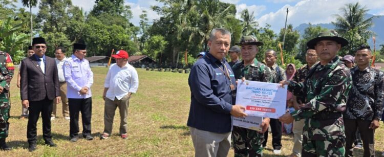 PT Semen Padang menyalurkan bantuan sebanyak 500 zak semen untuk mendukung pembangunan infrastruktur di wilayah sasaran TMMD. IST