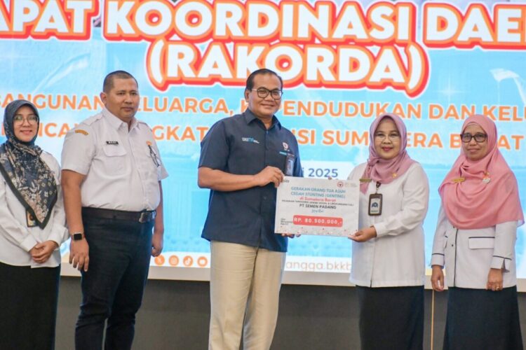 Kepala Departemen Komunikasi & Hukum Perusahaan Iskandar Z Lubis menyerahkan secara simbolis bantuan stunting kepada Kepala Perwakilan BKKBN Sumbar, Mardalena Wati Yulia, dalam Rapat Koordinasi dan Evaluasi Program Bangga Kencana dan Quick Win BKKBN di Auditorium Gubernuran Sumbar, Rabu (30/7). IST