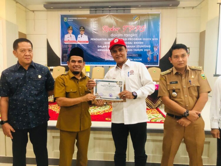 Pemerintah Kabupaten (Pemkab) Solok memberikan penghargaan kepada PT Semen Padang atas partisipasinya dalam Program Gerakan Nasional Orang Tua Asuh Cegah Stunting (GENTING). IST