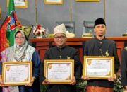 Kepala Unit Komunikasi & Kesekretariatan PT Semen Padang Terima Pin Emas dari Pemko Padang