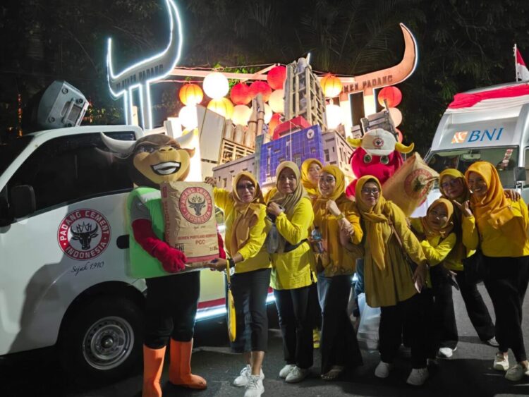 PT Semen Padang turut ambil bagian dalam Pawai Telong-Telong yang digelar Pemerintah Kota Padang untuk memeriahkan Hari Jadi Kota (HJK) Padang ke-356, Rabu (6/8) malam. IST