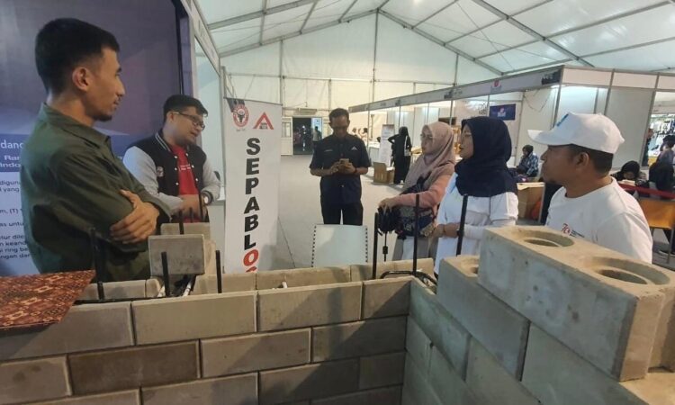 Produk inovatif PT Semen Padang, SEPABLOCK atau bata interlock, menjadi magnet perhatian pengunjung pameran Xporia 2025 yang digelar Pemerintah Kota Padang di GOR H Agus Salim, 8–10 Agustus 2025. IST