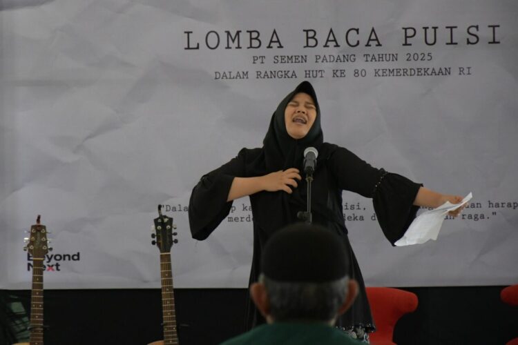PT Semen Padang menggelar Lomba Baca Puisi di Club House, Kamis (14/8). IST
