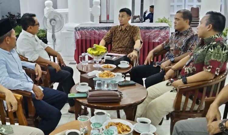 Program penanaman kaliandra yang digagas PT Semen Padang mendapat apresiasi dari Bupati Padang Pariaman, Jhon Kenedy Azis. IST