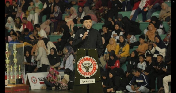 Wali Kota Padang, Fadly Amran menutup Kejuaraan Pencak Silat Wali Kota Padang Cup I di GOR PT Semen Padang, Minggu (24/8). IST
