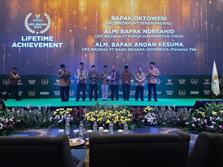Mantan Direktur Keuangan & Umum PT Semen Padang, Oktoweri, berhasil meraih penghargaan Lifetime Achievement dari Badan Amil Zakat Nasional (BAZNAS) Republik Indonesia pada ajang UPZ Awards 2025 yang digelar di Jakarta, Rabu (10/9). IST