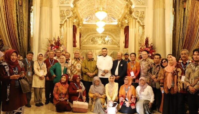 Akademisi Top Sambangi Padang, Fadly Amran Gaungkan Beasiswa Luar Negeri untuk Generasi Muda