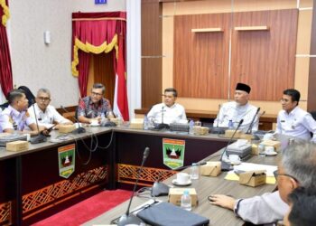 Bupati Agam Hadiri Rapat Antisipasi Kemacetan Pasar Padang Luar di Istana Gubernur Sumbar