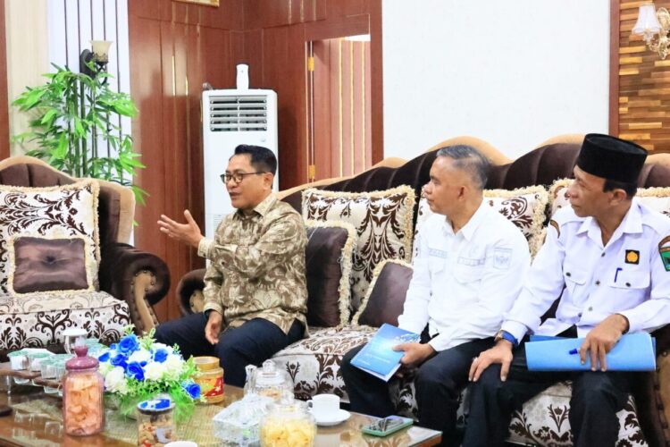 Bupati Padang Pariaman, John Kenedy Azis (tengah), bersama Kepala Perwakilan Ombudsman Republik Indonesia Provinsi Sumatera Barat, Adel Wahidi (kiri), saat melakukan pertemuan silaturahmi dan penyampaian hasil evaluasi pelayanan publik di ruang kerja bupati, Komplek IKK Parit Malintang, Rabu (29/10). IST