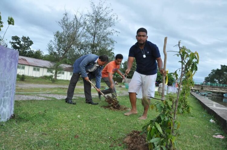 Aksi bersih-bersih sampah dan tanam pohon yang dilakukan oleh FKH Pariaman. IST