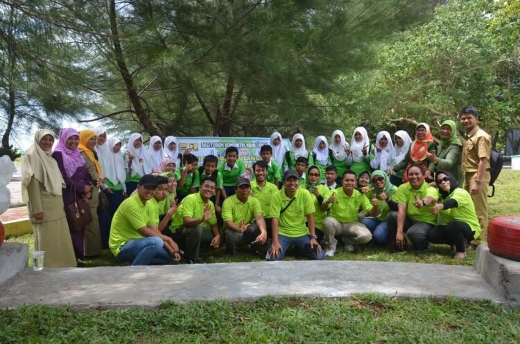 FKH Kota Pariaman foto bersama guru dan siswa lomba Reduce and Happy di Taman Anas Malik tahun 2014