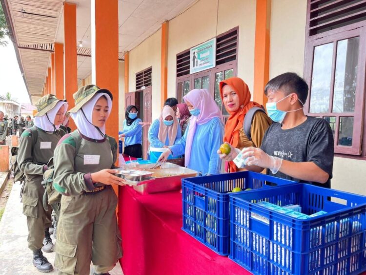 Satuan Pelayanan Pemenuhan Gizi (SPPG) Panji Dara Jingga memperkenalkan inovasi baru dalam pelaksanaan Makan Bergizi Gratis (MBG). Untuk pertama kalinya di Indonesia, sistem pembagian makanan secara prasmanan diterapkan di SMKN 1 Koto Baru, Senin (20/10/2025). IST