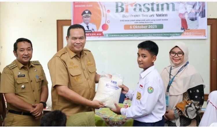 Penyaluran bantuan beras bagi 51 anak yatim di Kecamatan Pariaman Timur. IST