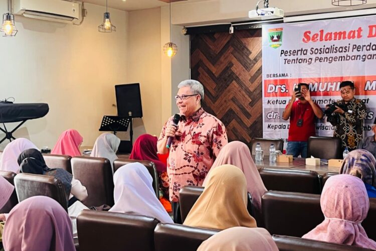 TEKS FOTO : SOSIALISASI PERDA – Ketua DPRD Sumatera Barat, Muhidi, melaksanakan Sosialisasi Peraturan Daerah (Sosper) Nomor 2 Tahun 2023 tentang Pengembangan Ekonomi Kreatif. IST