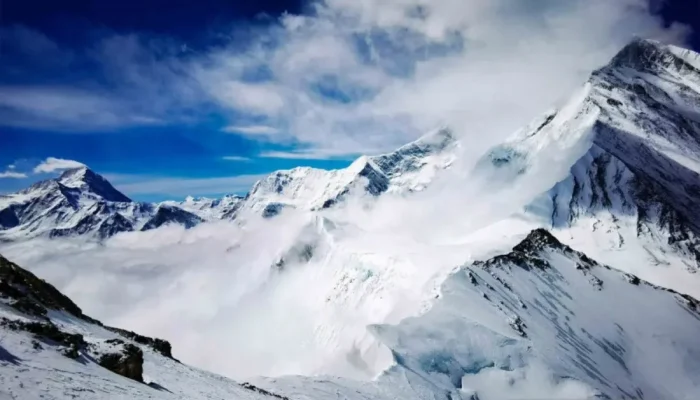 1.000 Turis Terjebak Badai Salju di Lereng Gunung Everest