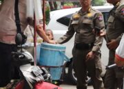 Satpol PP Padang Tertibkan PKL Berjualan di Trotoar