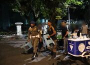 Satpol PP Padang Tertibkan PKL Berjualan di Trotoar