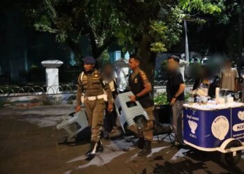 Satpol PP Padang Tertibkan PKL Berjualan di Trotoar