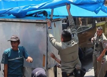 Lapak Pedagang yang Ditinggalkan di Atas Fasum Ditertibkan Satpol PP Padang