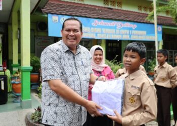 496 Siswa SMPN Kurang Mampu di Pariaman Dapat Seragam Sekolah Gratis
