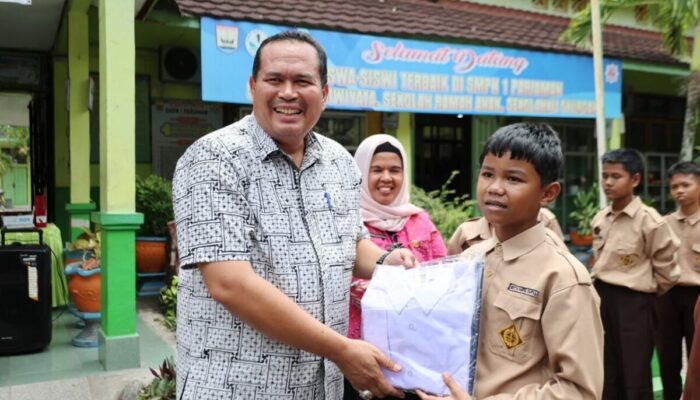 496 Siswa SMPN Kurang Mampu di Pariaman Dapat Seragam Sekolah Gratis