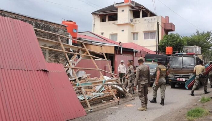 Satpol PP Padang Bongkar Bangunan Liar di Air Tawar Barat