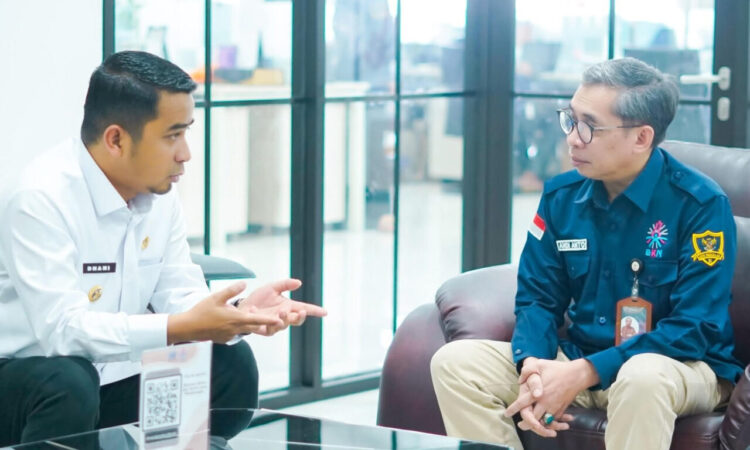 Wali Kota Solok, Ramadhani Kirana Putra, menyambangi kantor Badan Kepegawaian Negara (BKN) di Jakarta, Selasa (21/10). WANDI MALIN