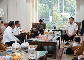 PEMBANGUNAN DAERAH -- Bupati perempuan pertama di Sumatera Barat (Sumbar), Annisa, mendatangi Kementerian Dalam Negeri (Kemendagri) di Jakarta, Kamis (16/10). Dalam kunjungan tersebut, Annisa menemui Sekretaris Jenderal Kemendagri, Tomsi Tohir, untuk membahas dua agenda penting yang diyakini dapat menjadi motor penggerak ekonomi daerah. IST/HUMAS