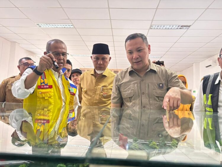 Deputi Infrastruktur Dasar Kemenko Infraswil, Muhammad Rachmat Kaimuddin didampingi Gubernur Sumbar, Mahyeldi Ansharullah tengah melihat miniatur rancangan Jalan Layang (Flyover) Sitinjau Lauik, saat kunjungan ke kawasan Sitinjau Lauik, Senin (27/10). Pemerintah bertekad mengebut pembangunan megaproyek senilai Rp2,8 triliun tersebut. IST/ADPIM