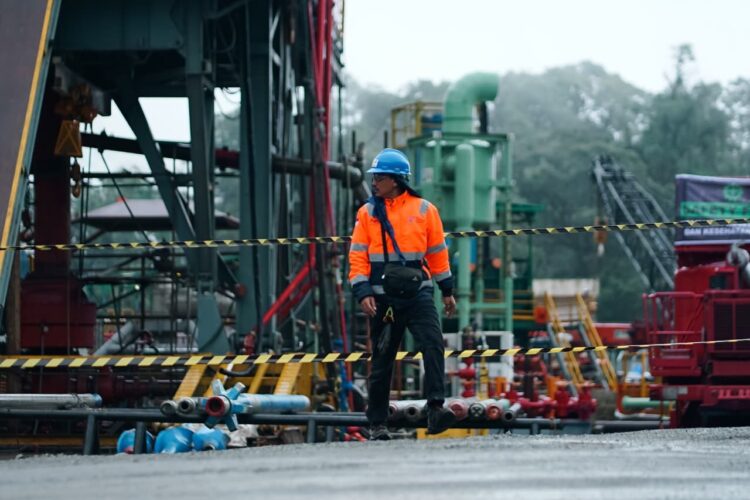 Seorang petugas berada di lokasi tajak sumur pertama PLTP Muara Laboh Unit-2 di Kabupaten Solsel lalu. Pengembangan energi hijau lewat keberadaan PLTP diharapkan akan membawa harapan baru bagi ekonomi Sumbar. IST