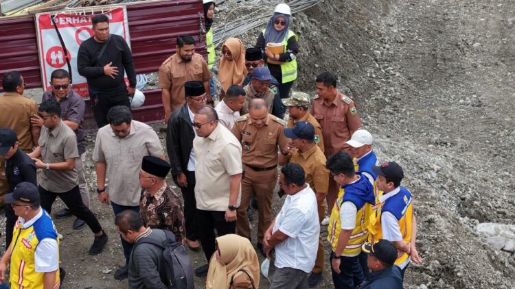 Bupati Solok Jon Firman Pandu bersama Wakil Ketua Komisi VI DPR RI Andre Rosiade meninjau progres pembangunan Jalan Nasional di Nagari Air Dingin, Kecamatan Lembah Gumanti, Selasa (07/10/2025). IST/HUMAS