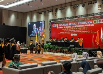 Wisuda Program Studi Administrasi Rumah Sakit ke-3 dan Rekam Medis dan Informasi Kesehatan ke-26  STIKES Dharma Landbouw Padang di ZHM Premiere Hotel, Kamis (16/10). IST
