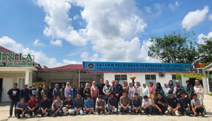 Murid SD Penerima Program MBG di Dharmasraya Berikan Surat Cinta