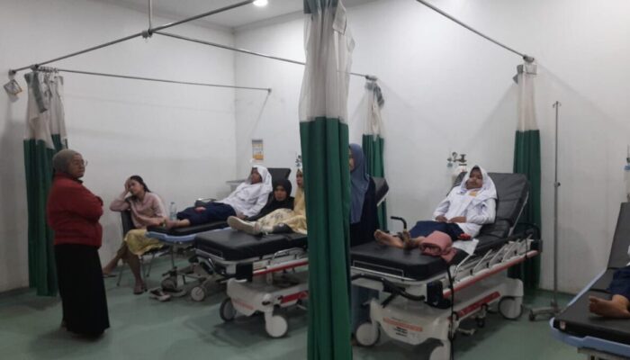 Diduga Karena MBG, Belasan Siswa Dilarikan ke RSUD Padang Panjang