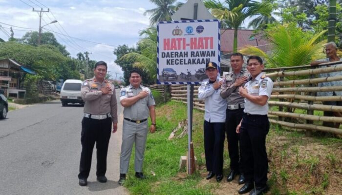Ciptakan Lalu Lintas yang Aman, Polres Sijunjung dan Dishub Pasang Rambu di Titik Rawan Laka