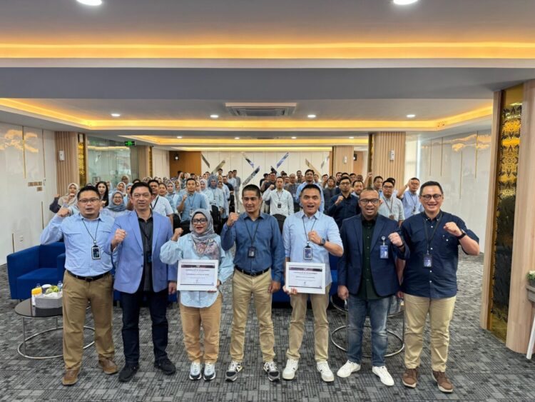 Regional CEO BRI Region 3 Padang, Riza Pahlevi saat pemberian penghargaan untuk karyawan dan unit terbaik, Jumat (10/10). DOK AFRIANITA