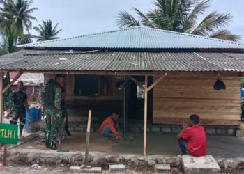 TNI Pasaman Perbaiki RTLH Menjadi Layak Huni pada Kegiatan TMMD di Nagari Katiagan